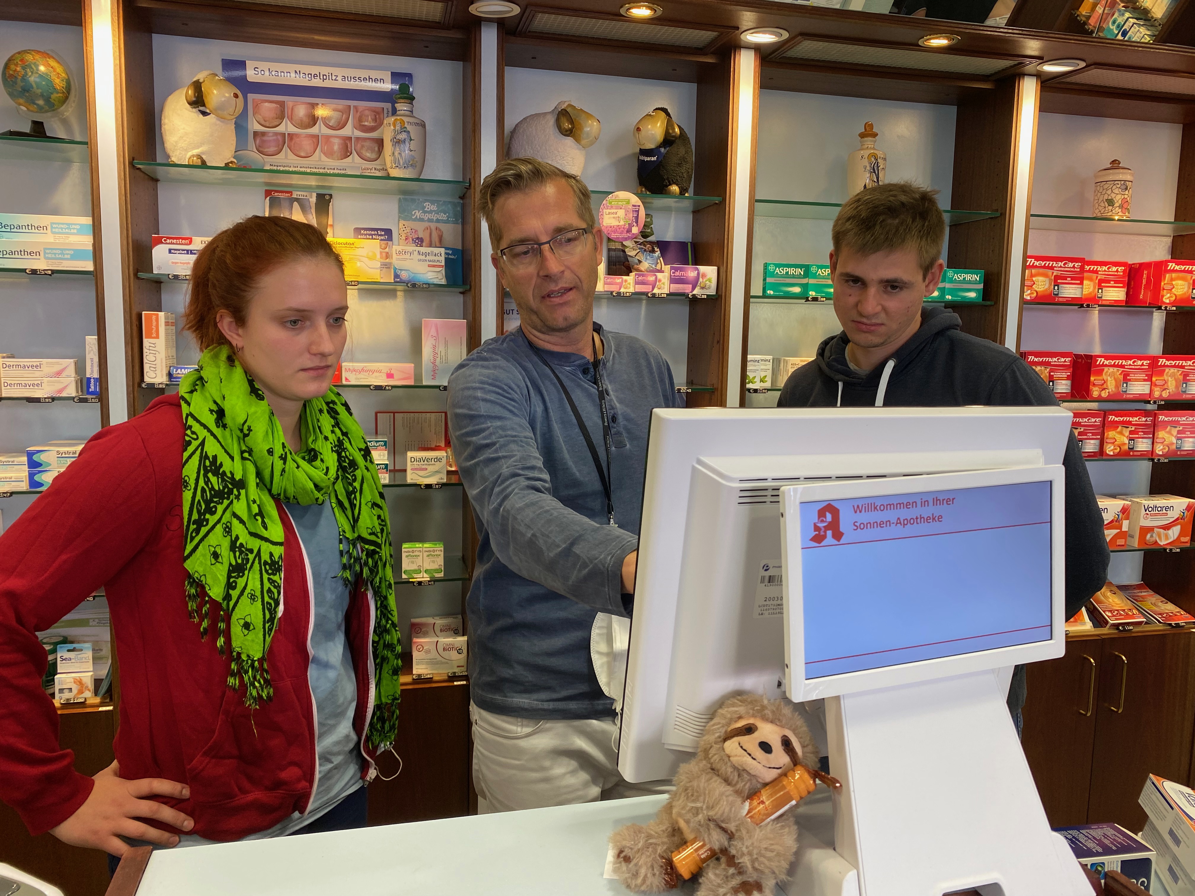 Medizinstudenten in der Apotheke