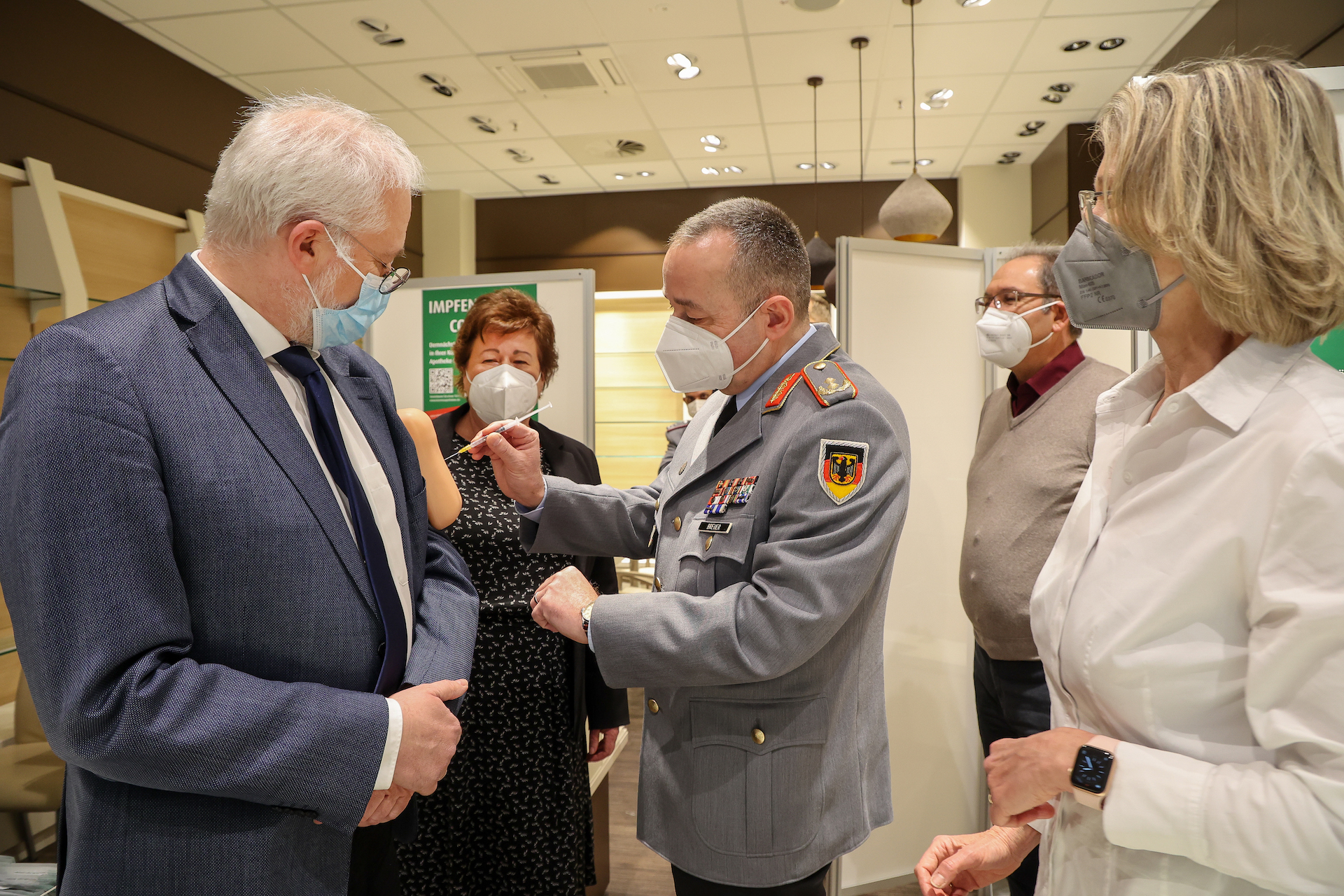 Generalmajor Breuer besuchte Magdeburger Apotheke1