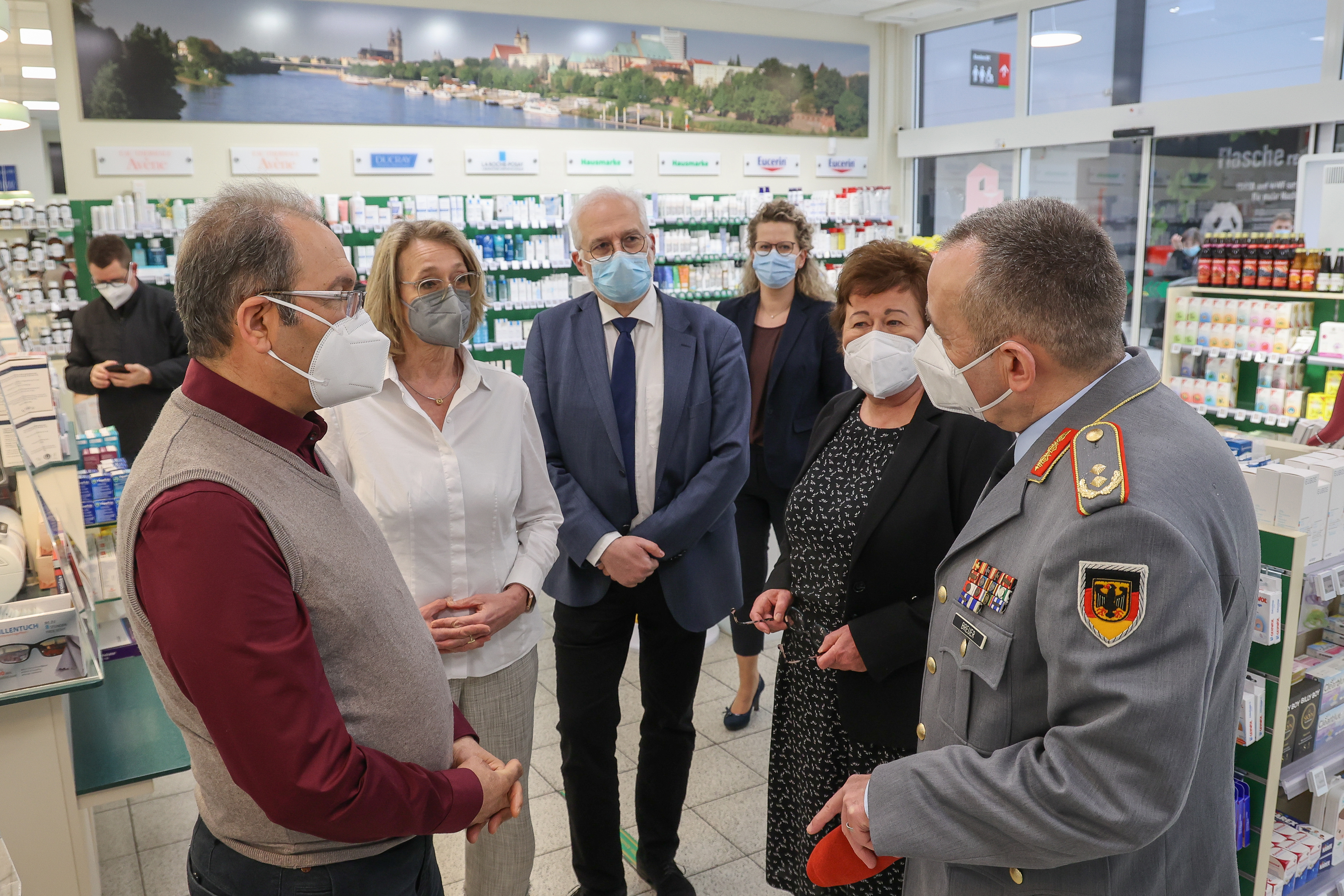 Generalmajor Breuer besuchte Magdeburger Apotheke2