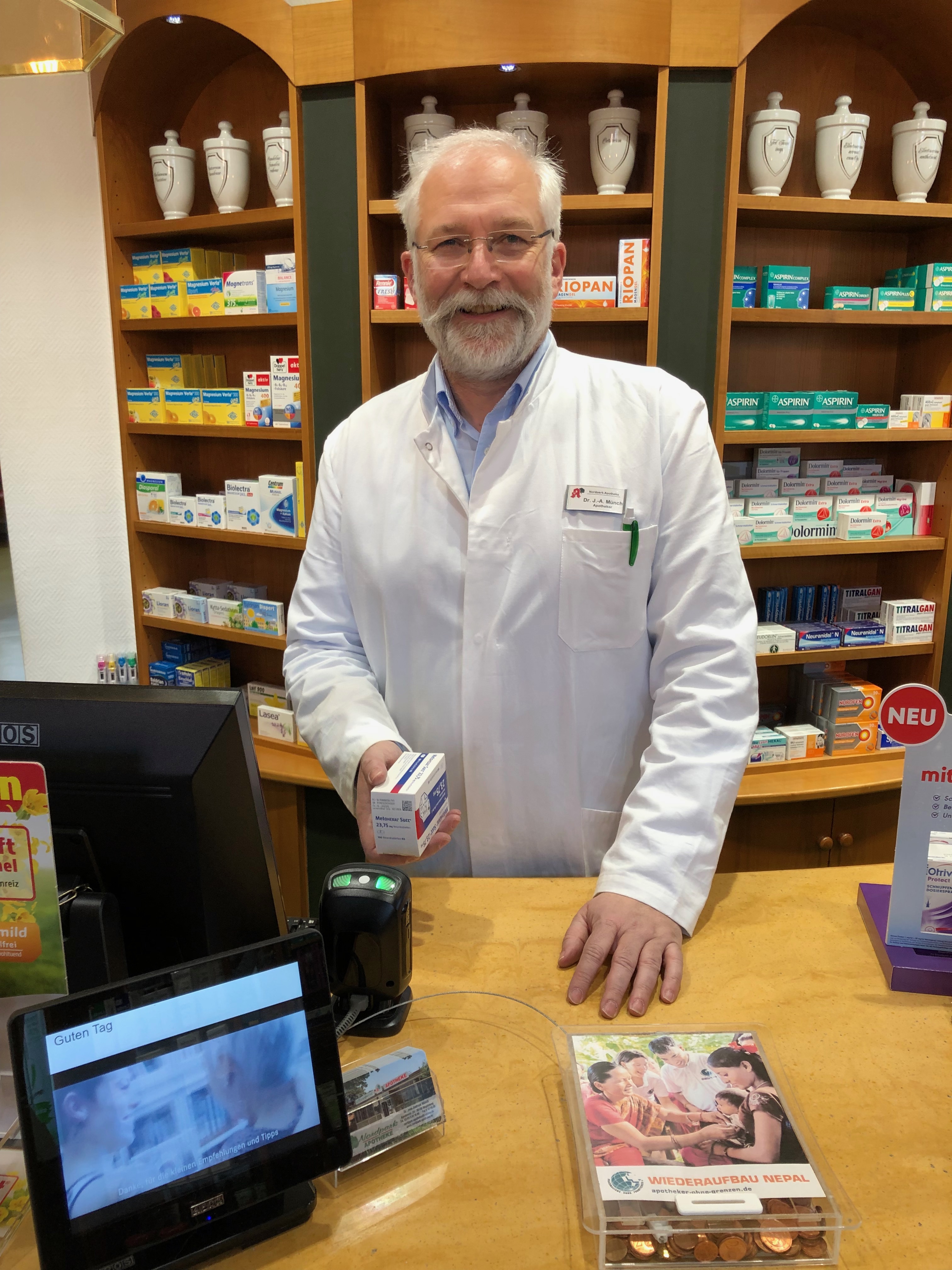AM aus dr   (Magdeburg, 28. Januar 2019). Am 9. Februar 2019 wird in den Apotheken der Kampf gegen Medikamentenfälschungen für die Patienten noch verstärkt: Dann tritt „securPharm“ in Kraft, ein neues EU-weites Sicherheitssystem. Von der Industrie werden nun nur noch rezeptpflichtige Arzneimittel in den Verkehr gebracht, die mit zwei Sicherheitsmerkmalen versehen sind, dem Erstöffnungsverschluss und einem DataMatrix-Code. Dieser Code enthält eine individuelle - nur einmal vergebene - Seriennummer, die im EU-Hub hinterlegt ist. So wird die Sicherheit in der legalen Lieferkette dank einer ausgefeilten digitalen Vernetzung erhöht.     „Bevor also demnächst unsere Patienten ihre Medikamente in die Hände bekommen, müssen wir in den Apotheken die Sicherungsmerkmale überprüfen. Ziel ist, künftig jedes verschreibungspflichtige Arzneimittel in jeder Apotheke des gesamten europäischen Wirtschaftsraums vor der Abgabe auf seine Echtheit hin zu überprüfen. Ob eine Packung bereits geöffnet wurde, ist dann am Erstöffnungsschutz erkennbar. Eine individuelle Seriennummer (DataMatrix-Code) auf jeder Packung sorgt für zusätzliche Sicherheit. Dieser Code wird in der Apotheke bei Abgabe an den Patienten gescannt und via Netzwerk mit den Daten des zentralen Servers abgeglichen. Ist die individuelle Seriennummer nicht in der Datenbank vorhanden, warnt das System automatisch den Apotheker und die Packung wird nicht abgegeben“, erklärt Dr. Jens-Andreas Münch, Präsident der Apothekerkammer Sachsen-Anhalt das neue Fälschungsschutzsystem. Und ergänzt: „SecurPharm kann eingeschleuste illegale Medikamente, die in die legale Lieferkette der Apotheken gelangen, enttarnen. Gerade weil in den vergangenen Jahren Fälschungen deutlich zugenommen haben, wollen wir die Arzneimittel-Sicherheit für unsere Patienten signifikant erhöhen. Das gelingt uns nun mit securPharm und ist ein weiterer Baustein in der digitalen Welt der Apotheken.“     Grundlage für diese neue Technologie in den Apotheken war die Entwicklung und der Betrieb einer sicheren Infrastruktur für Apotheken. „Wir haben einen eigenen Apothekenserver aufgebaut, der dem deutschen securPharm-System zum Schutz vor Arzneimittelfälschungen dient. In den vergangenen Monaten haben sich über ein spezielles Identifizierungsverfahren alle Apotheken in dieses System eingebunden. Damit ist die Voraussetzung jeder Apotheke für die Teilnahme an securPharm gegeben“, erläutert Mathias Arnold, Vorsitzender des Landesapothekerverbandes Sachsen-Anhalt e.V., das strenge Anmeldeverfahren. In Deutschland wurde zudem ein zusätzlicher Schutz sensibler Daten aufgebaut. Arnold: „Mit je einem Server für die Industrieunternehmen und die Apotheken werden die Daten für die notwendigen Prüfprozesse nur anonymisiert ausgetauscht. Erst wenn ein konkreter Fälschungsverdacht auftaucht, wird ein spezielles Verfahren zur Konfliktlösung eingeleitet und der Weg der Packung anhand der Daten zurückverfolgt.“  Sichere Arzneimittel sind für Apotheker immens wichtig. Dr. Münch: „Darum setzen wir mit securPharm auf sichere Vertriebswege. Jeder einzelne Schritt von der Herstellung bis zur Auslieferung wird komplett dokumentiert. So wird Fälschungen ein Riegel vorgeschoben.“ Mathias Arnold ergänzt: „Patientensicherheit ist ein hohes Gut und für unsere Apotheken unverzichtbar!“  Hinweis an die Redaktion:  Gern können Sie sich konkret in einer Apotheke in Ihrer Region den Ablauf und die Sicherheitsmerkmale erklären lassen. Bei der Suche nach einer Apotheke können Sie uns auch gern ansprechen. Dann vermitteln wir Ihnen gern einen regionalen Apotheker.ke noch sicherer